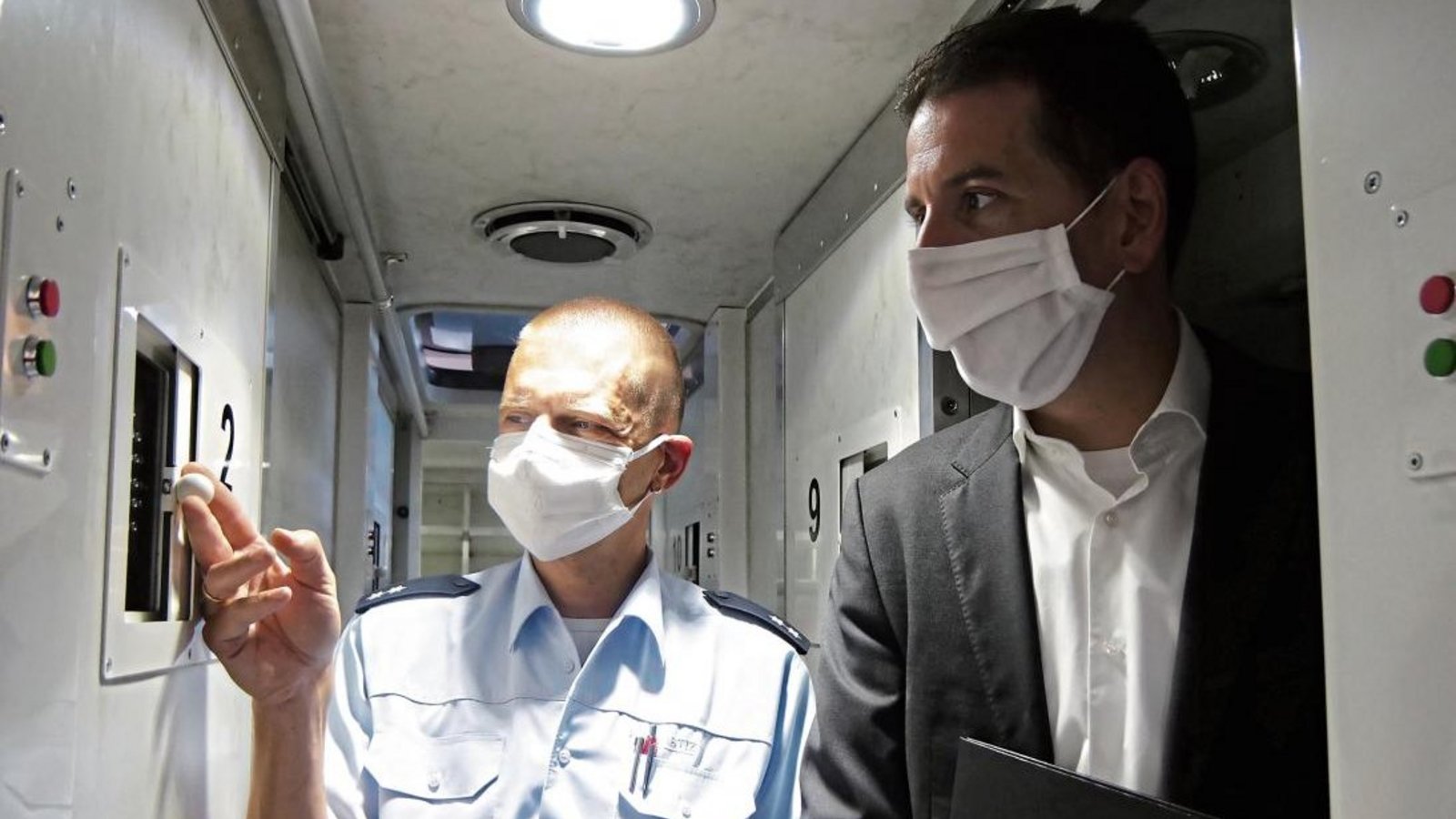 Wie eng die Verhältnisse innerhalb der Busse sind, demonstrieren Anstaltsleiter Frank Jansen und Olaf Beuttler (links). Foto: Friedrich
