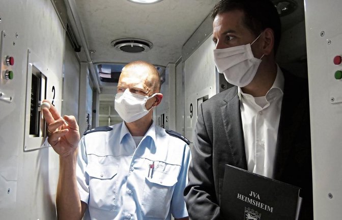 Wie eng die Verhältnisse innerhalb der Busse sind, demonstrieren Anstaltsleiter Frank Jansen und Olaf Beuttler (links). Foto: Friedrich