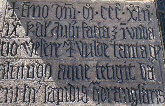 Hochwassermarke an der Pfarrkirche St. Blasius in Hann.-Münden mit einer Gedenkinschrift an dieser Kirche mit Angabe der Wasserhöhe<span class='image-autor'>Martin Bauch</span>