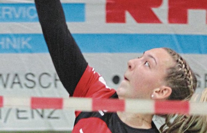 Merle Bremer hat die Faustballerinnen des TV Vaihingen mit viele direkten Punkten aus der Angabe zum ersten Saisonsieg in der 2. Bundesliga Süd geführt. Foto: Nachreiner