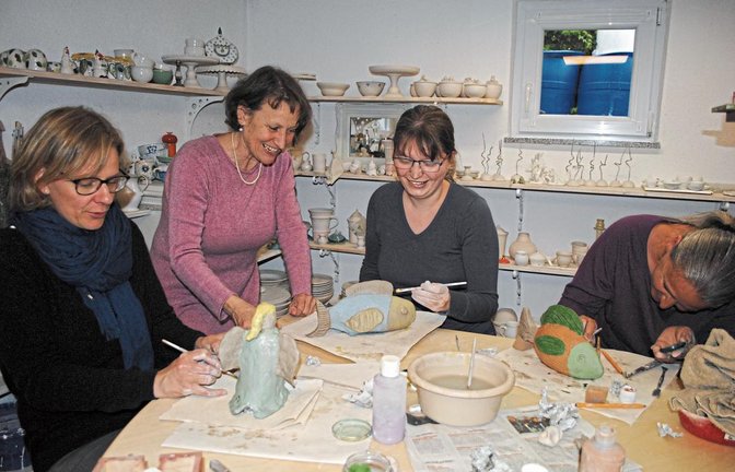 Bei Andrea Holler-Liebhaber (Zweite von links) waren Gäste selbst aktiv.  Fotos: Stahlfeld
