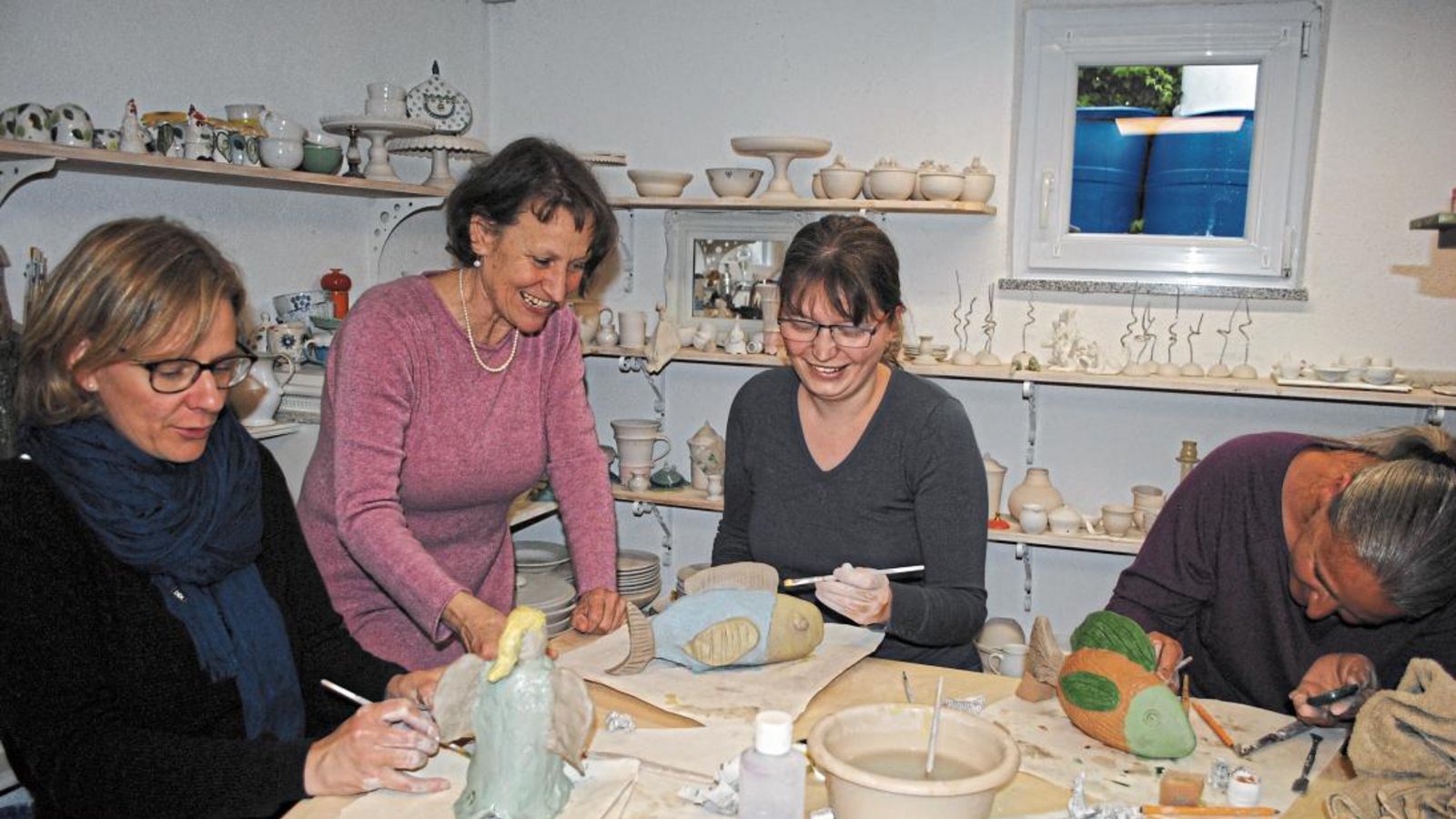Bei Andrea Holler-Liebhaber (Zweite von links) waren Gäste selbst aktiv. Fotos: Stahlfeld Bei Andrea Holler-Liebhaber (Zweite von links) waren Gäste selbst aktiv. Fotos: Stahlfeld
