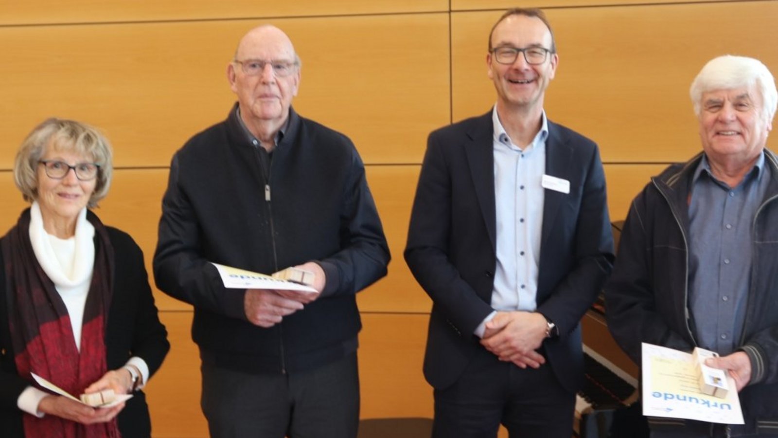 Andrea Trautwein (links) und Hausdirektor Martin Bofinger (Dritter von rechts) freuen sich mit den Geehrten über ihre Auszeichnung.  Foto: p
