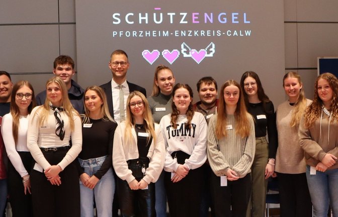 Sie sollen zu Schutzengeln für ihre Mitmenschen werden: 15 Azubis des Enzkreis-Landratsamtes haben den Workshop absolviert.  <span class='image-autor'>Foto: Frey</span>