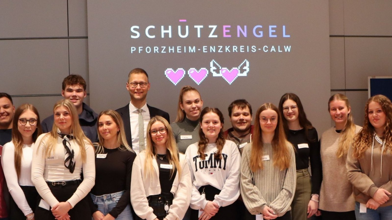 Sie sollen zu Schutzengeln für ihre Mitmenschen werden: 15 Azubis des Enzkreis-Landratsamtes haben den Workshop absolviert.  Foto: Frey