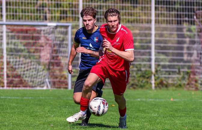 Der Oeffinger Elias Lehmann (vorn, verfolgt von Altin Collaku) trifft beim 2:2 im Derby gegen Kosova Kernen doppelt für die Gastgeber.<span class='image-autor'>Günter Schmid</span>