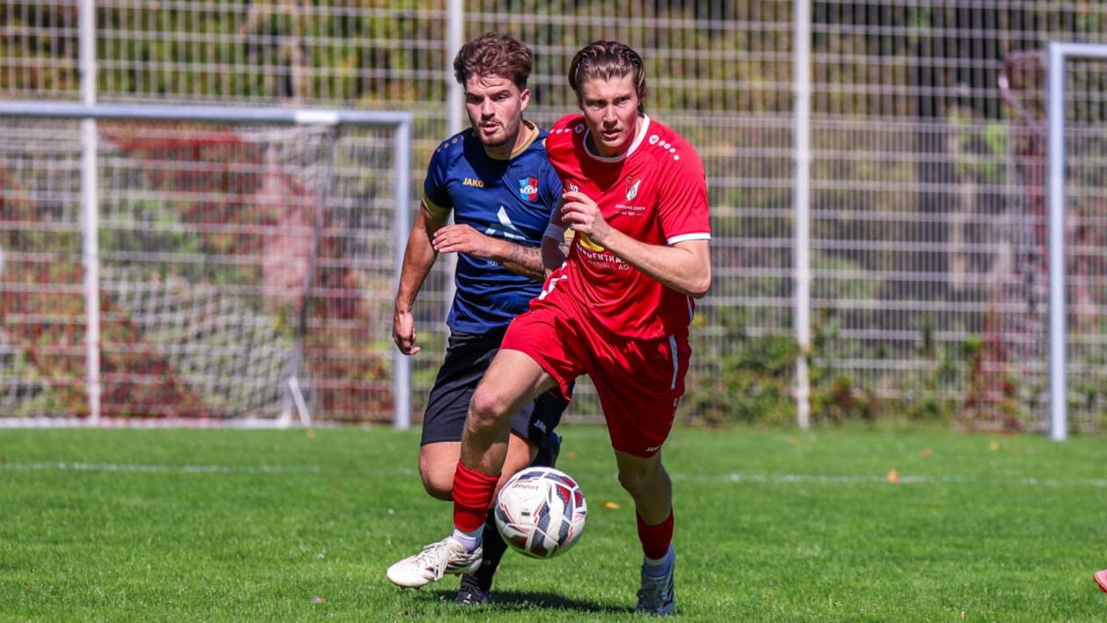 Der Oeffinger Elias Lehmann (vorn, verfolgt von Altin Collaku) trifft beim 2:2 im Derby gegen Kosova Kernen doppelt für die Gastgeber.Günter Schmid Der Oeffinger Elias Lehmann (vorn, verfolgt von Altin Collaku) trifft beim 2:2 im Derby gegen Kosova Kernen doppelt für die Gastgeber.Günter Schmid