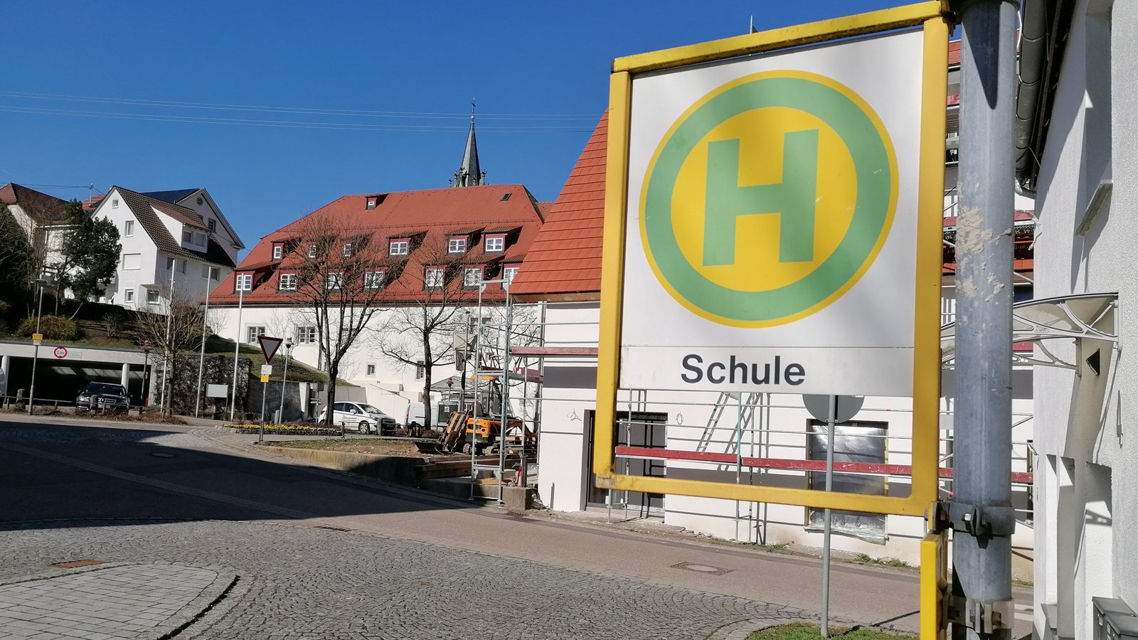 An der Haltestelle „Wiesengrund“ beim Eberdinger Rathaus sollen künftig nicht mehr nur der Schulbus halten.  Foto: Banholzer