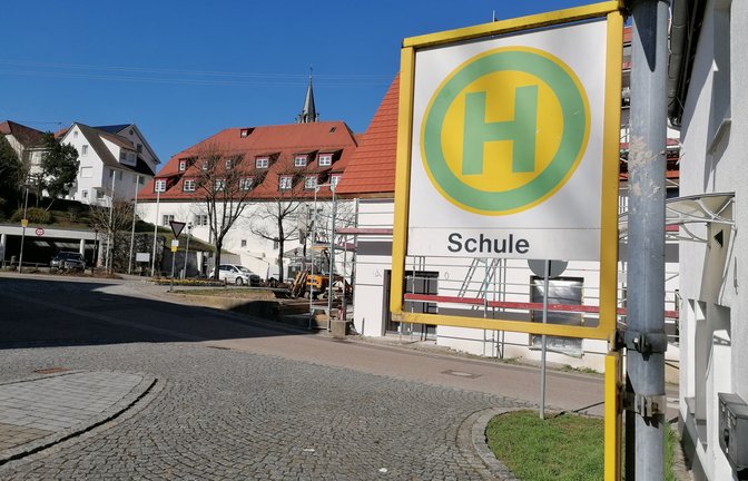 An der Haltestelle „Wiesengrund“ beim Eberdinger Rathaus sollen künftig nicht mehr nur der Schulbus halten.  <span class='image-autor'>Foto: Banholzer</span>