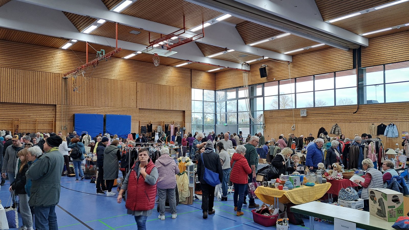 Für Schnäppchenjäger bietet der Hallenflohmarkt eine große Auswahl. Foto: p Für Schnäppchenjäger bietet der Hallenflohmarkt eine große Auswahl. Foto: p