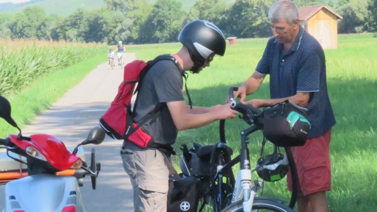 Auch die Pannen gehören zur Tour. Hier hilft Martin Fischer Walter Hertler. Fotos: Arning