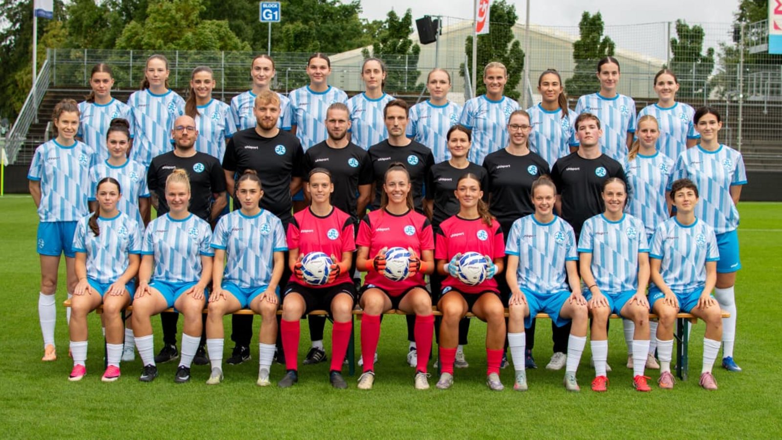 Das Aufgebot der Frauen der Stuttgarter Kickers für die Regionalliga-Saison. Hinten von links: Jennifer Marquart, Kathrin Keubler, Ema Kerqota, Isabelle Maliha, Vica Deisenroth, Lisa Schade, Theresa Krieg, Sara Nilsson, Sibel Meyer, Isabel Schlipf und Isabel Janischowsky. Mitte von links: Zoe Müller, Svea Fleischmann, sportlicher Leiter Florian Kapfer, Torwarttrainer Willi Saubert, Co-Trainer Julian Vogelwaid, Trainer Manuel Strobel, Co-Trainerin Daniela Schneider, Physiotherapeutin Romy Kästner, Teammanager Kristian Keubler, Madeline Miller und Maja Zadro. Unten von links: Sina Rahm, Annika Meßner, Lilly Jansen, Giulia Titze, Nadine Steiner, Emily Gröber, Marie Gleixner, Saskia Kazmaier und Sophie Köhler.Rene Weller