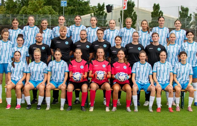Das Aufgebot der Frauen der Stuttgarter Kickers für die Regionalliga-Saison. Hinten von links: Jennifer Marquart, Kathrin Keubler, Ema Kerqota, Isabelle Maliha, Vica Deisenroth, Lisa Schade, Theresa Krieg, Sara Nilsson, Sibel Meyer, Isabel Schlipf und Isabel Janischowsky. Mitte von links: Zoe Müller, Svea Fleischmann, sportlicher Leiter Florian Kapfer, Torwarttrainer Willi Saubert, Co-Trainer Julian Vogelwaid, Trainer Manuel Strobel, Co-Trainerin Daniela Schneider, Physiotherapeutin Romy Kästner, Teammanager Kristian Keubler, Madeline Miller und Maja Zadro. Unten von links: Sina Rahm, Annika Meßner, Lilly Jansen, Giulia Titze, Nadine Steiner, Emily Gröber, Marie Gleixner, Saskia Kazmaier und Sophie Köhler.<span class='image-autor'>Rene Weller</span>