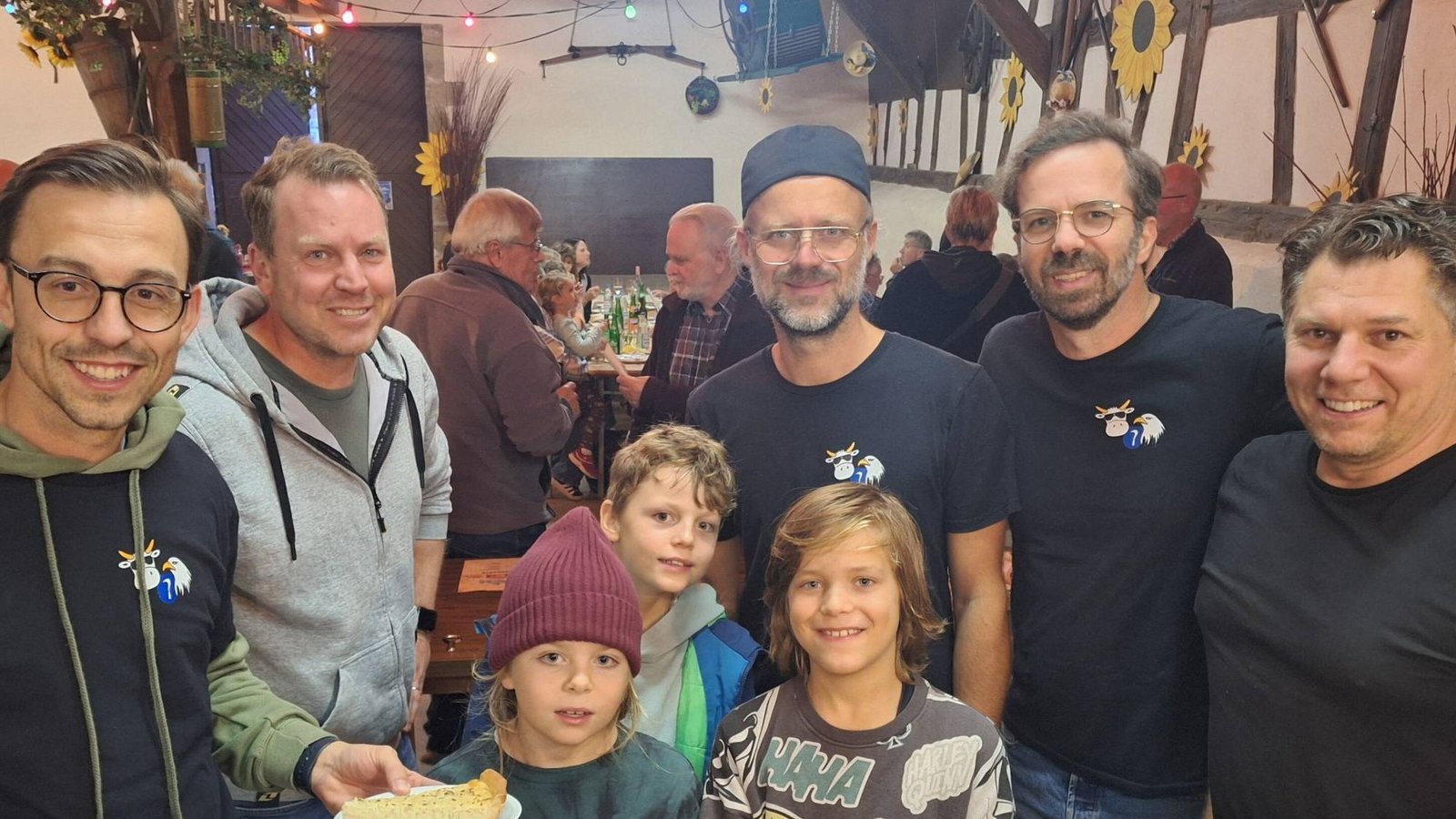 Beim Verein Kuh & Adler, der das Kelterfest zusammen mit dem Gesangverein ausrichtet, freut man sich über die rege Nachfrage. Fotos: Banholzer Beim Verein Kuh & Adler, der das Kelterfest zusammen mit dem Gesangverein ausrichtet, freut man sich über die rege Nachfrage. Fotos: Banholzer
