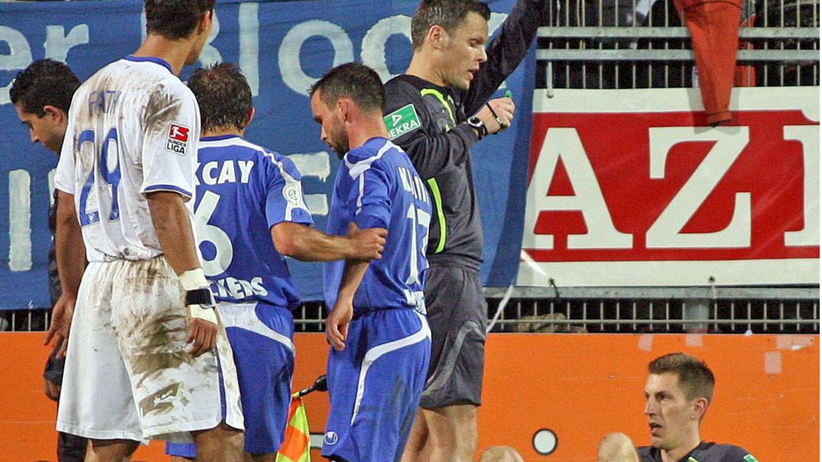 Bis zum Becherwurf und dem folgenden Abbruch  hatte das Hertha-Team von Trainer Falko Götz  vor 10 500 Zuschauern auf der Waldau  durch Tore von  Solomon Okoronkwo und Yildiray Bastürk mit 2:0 geführt.Foto: imago/Sportfoto Rudel/imago sportfotodienst