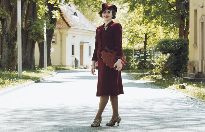 Sarah Alongi im eleganten roten Wollkostüm<span class='image-autor'>Foto: Andy Reiner</span>