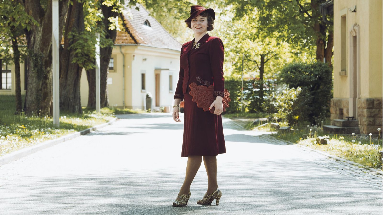 Sarah Alongi im eleganten roten WollkostümFoto: Andy Reiner