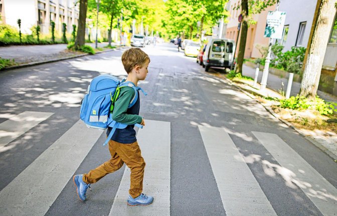 Wohin geht die Reise der Kinder und Jugendlichen, die jetzt in die Schulen strömen? Ihre Chancen auf einen umfassenden und lebensnahen Unterricht sind  nicht groß.<span class='image-autor'>Foto: imago//Thomas Trutschel</span>