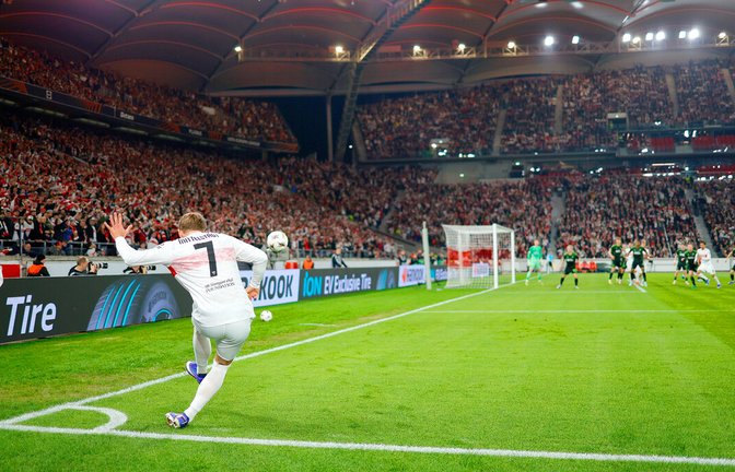 Maximilian Mittelstädt tritt einen Eckball – viele Tore sind aus dieser Position beim VfB in dieser Saison nicht gefallen.<span class='image-autor'>Foto: Baumann</span>