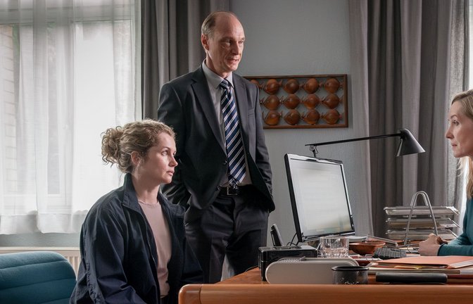 Leonie Winkler (Cornelia Gröschel) und Peter Schnabel (Martin Brambach) befragen Saskia Rühe (Silvina Buchbauer, re.), die Leiterin des Kinder- und Jugendheims „Siebenschläfer“.<span class='image-autor'>Foto: MDR/MadeFor Film/Steffen Junghan</span>