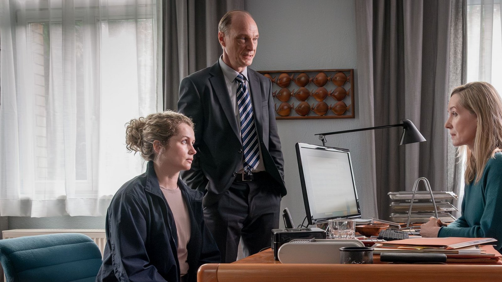 Leonie Winkler (Cornelia Gröschel) und Peter Schnabel (Martin Brambach) befragen Saskia Rühe (Silvina Buchbauer, re.), die Leiterin des Kinder- und Jugendheims „Siebenschläfer“.Foto: MDR/MadeFor Film/Steffen Junghan Leonie Winkler (Cornelia Gröschel) und Peter Schnabel (Martin Brambach) befragen Saskia Rühe (Silvina Buchbauer, re.), die Leiterin des Kinder- und Jugendheims „Siebenschläfer“.Foto: MDR/MadeFor Film/Steffen Junghan