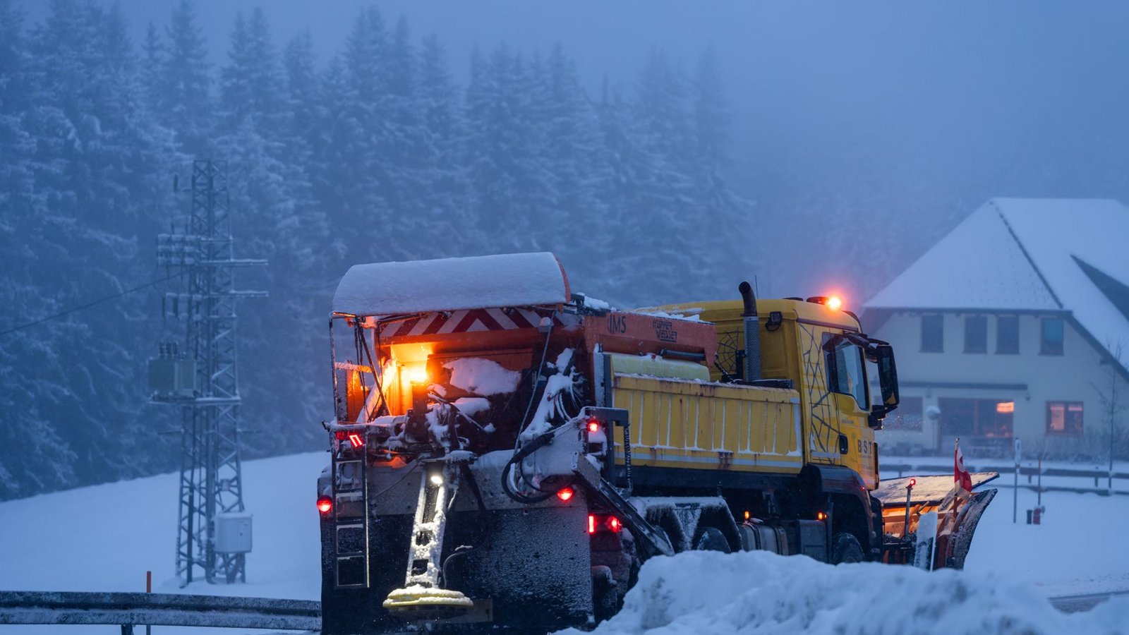 Räumfahrzeug bei Vöhrenbach im Schwarzwald.Foto: Silas Stein/dpa