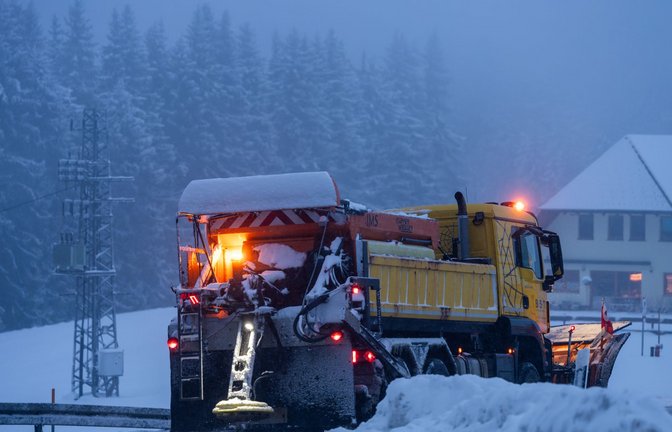 Räumfahrzeug bei Vöhrenbach im Schwarzwald.<span class='image-autor'>Foto: Silas Stein/dpa</span>