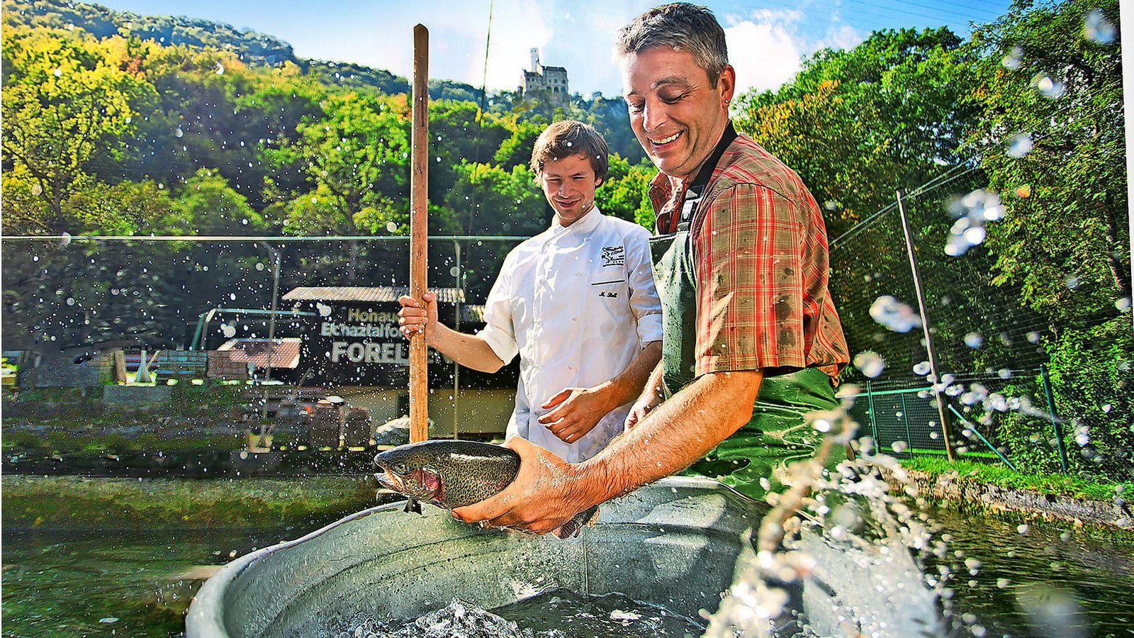 Fisch aus eigener Zucht ist die Spezialität von Küchenchef Michael Stoll (im Bild links).Foto: /Restaurant Rössle Fisch aus eigener Zucht ist die Spezialität von Küchenchef Michael Stoll (im Bild links).Foto: /Restaurant Rössle