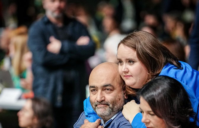 Warten auf das Ergebnis bei der Wiederwahl: die Vorsitzenden Omid Nouripour und Ricarda Lang, daneben Außenministerin Annalena Baerbock.<span class='image-autor'>Foto: dpa/Kay Nietfeld</span>