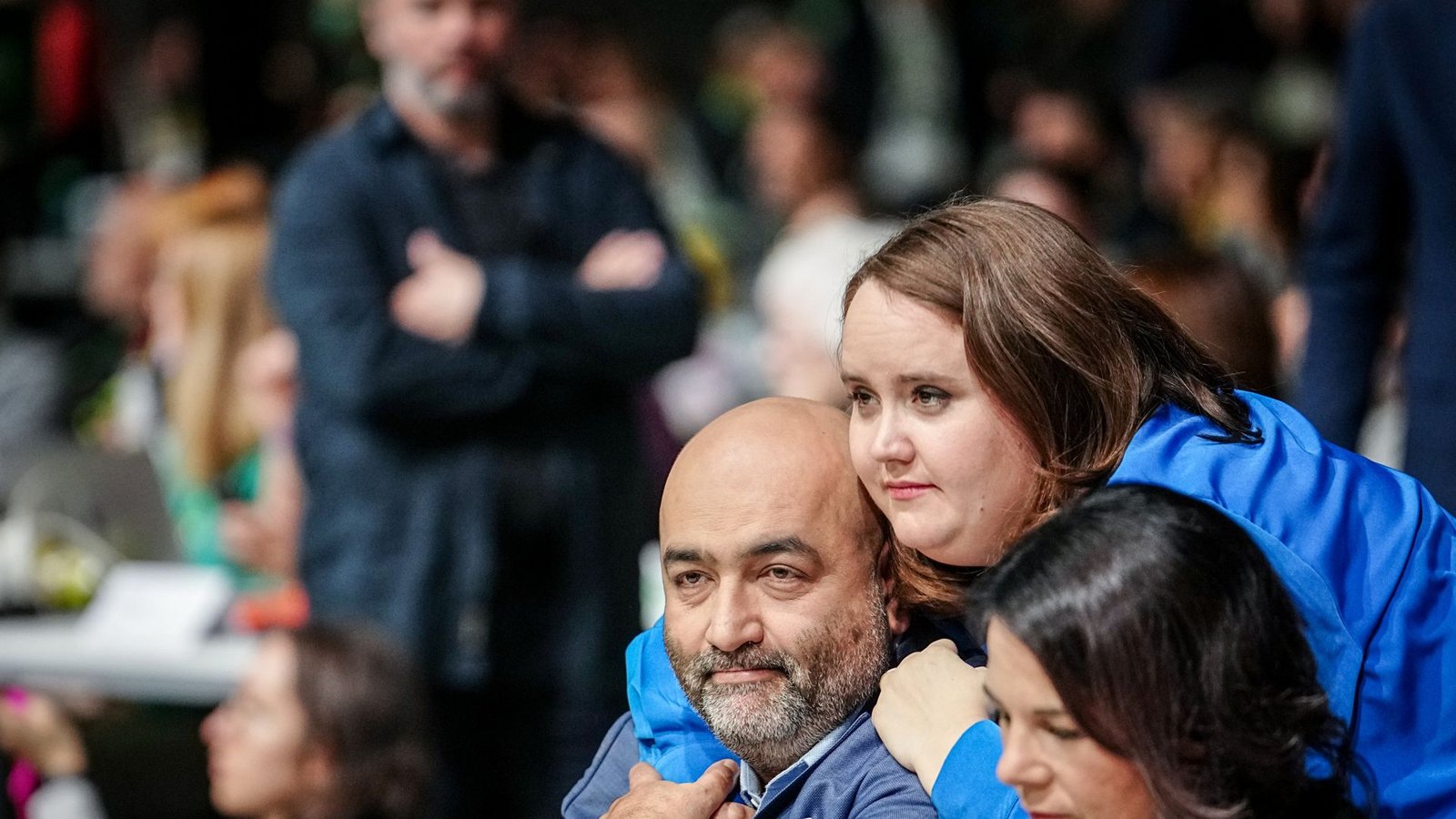 Warten auf das Ergebnis bei der Wiederwahl: die Vorsitzenden Omid Nouripour und Ricarda Lang, daneben Außenministerin Annalena Baerbock.Foto: dpa/Kay Nietfeld Warten auf das Ergebnis bei der Wiederwahl: die Vorsitzenden Omid Nouripour und Ricarda Lang, daneben Außenministerin Annalena Baerbock.Foto: dpa/Kay Nietfeld