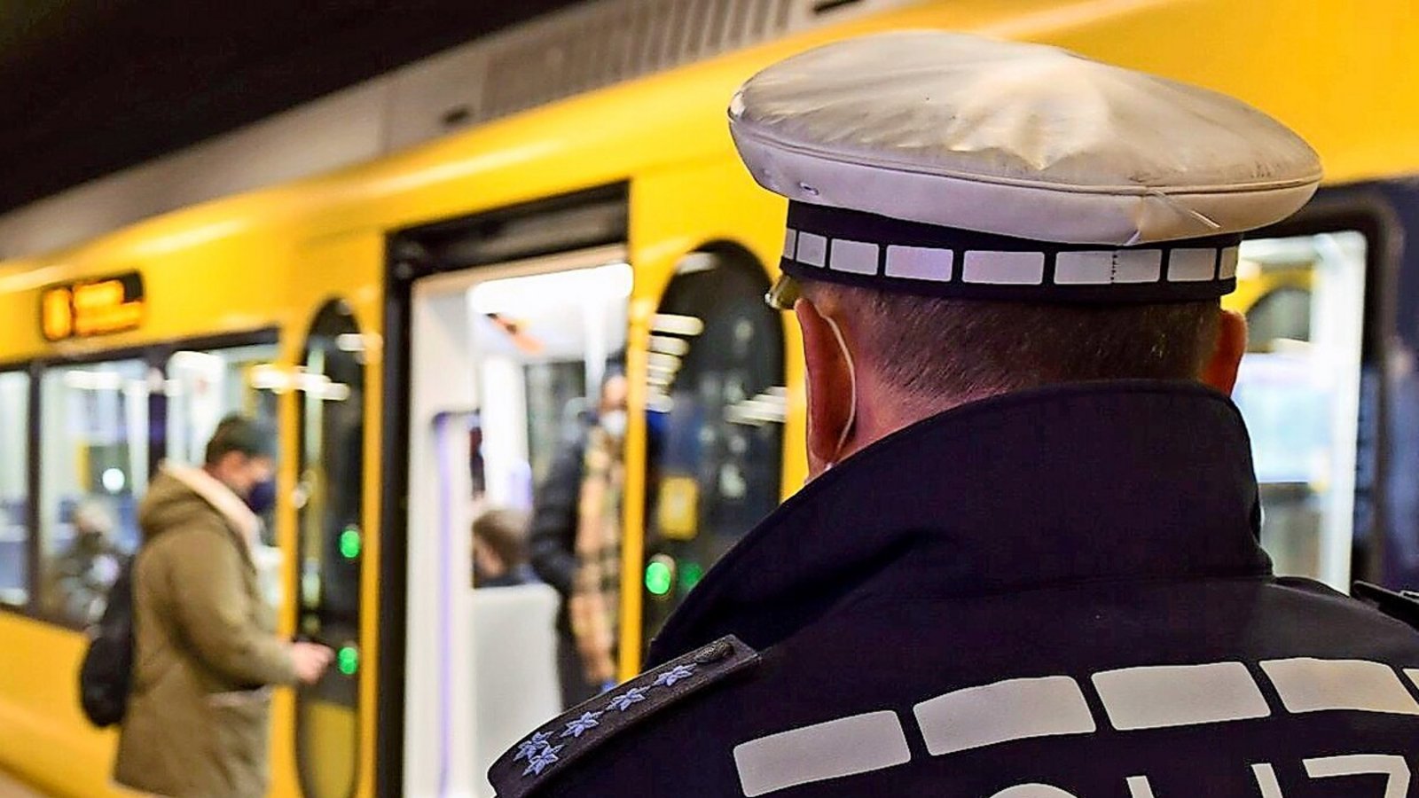Genau 239 Straftaten wurden voriges Jahr am Charlottenplatz registriert – ein gefährlicher Ort sei die Haltestelle und die Bereiche drumherum aber nicht, sagt die Polizei.Foto: /imago Genau 239 Straftaten wurden voriges Jahr am Charlottenplatz registriert – ein gefährlicher Ort sei die Haltestelle und die Bereiche drumherum aber nicht, sagt die Polizei.Foto: /imago
