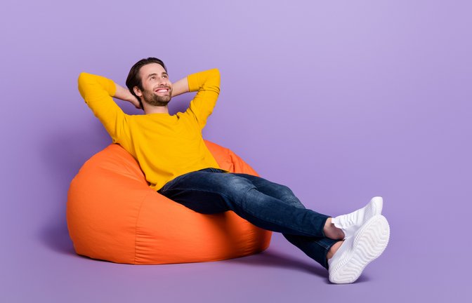 Auf lock im Stuhl chillen.<span class='image-autor'>Foto: Roman Samborskyi / shutterstock.com</span>