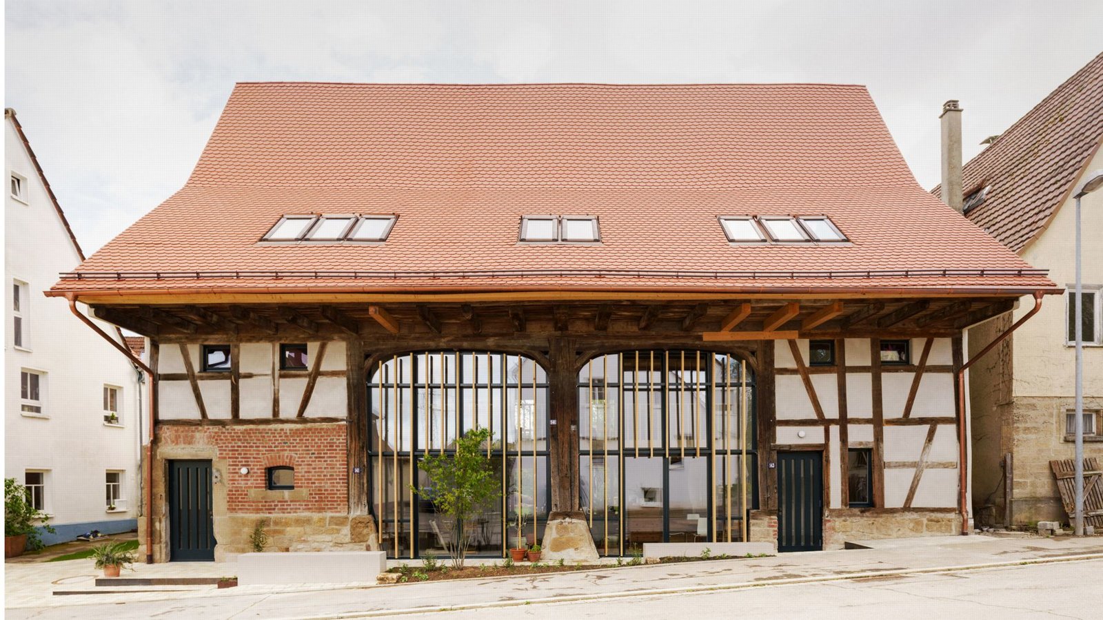 Mit Architekturauszeichnungen belohnte Ertüchtigung einer Scheune aus dem 19. Jahrhundert in Tübingen von Jan Keinath. Es sind vier Wohneinheiten entstanden, ohne zusätzliche Fläche zu versiegeln.Foto: Sebastian Schels