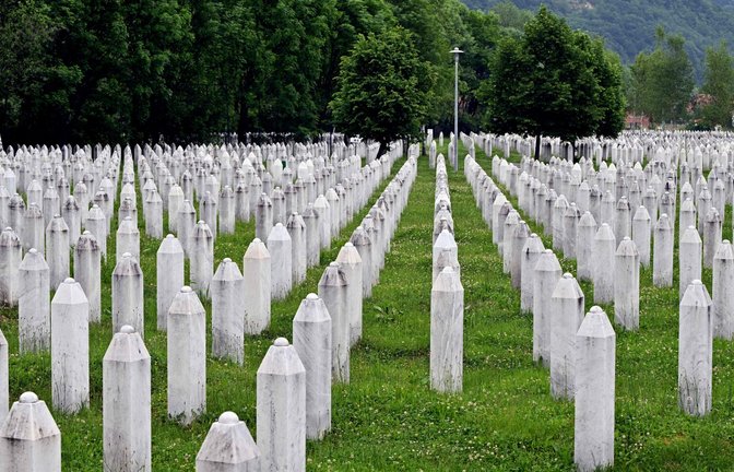 Gedenkstätte in Srebrenica: Hier wurden 1995 mehr als 8000 Menschen ermordet.<span class='image-autor'>Foto: AFP/Elvis Barukcic</span>