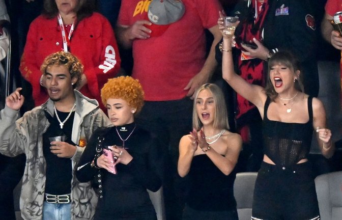 Sie hat es doch noch geschafft: Taylor Swift (r) ist mit Ice Spice (2.v.l.) im Super-Bowl-Stadion in Las Vegas angekommen.<span class='image-autor'>Foto: David Becker/AP/dpa</span>