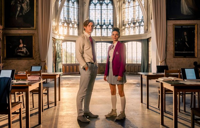 James Beaufort (Damian Hardung) und Ruby Bell (Harriet Herbig-Matten) in der Kulisse der Amazon-Serie "Maxton Hall".<span class='image-autor'>Foto: Stephan Rabold/© Prime Video/dpa</span>
