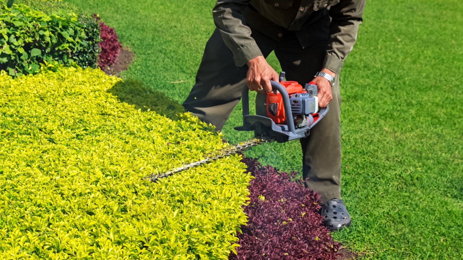 Wann ist Schluss mit der Gartenarbeit?Foto: A.Punpleng / shutterstock.com