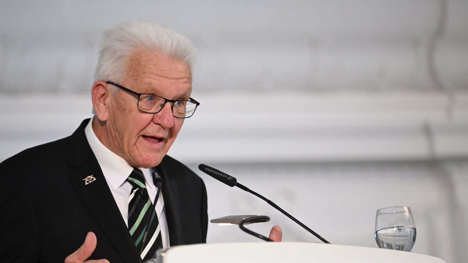 Bei seiner Abschiedsrede zeitweise den Tränen nah: Winfried KretschmannFoto: Marijan Murat/dpa Bei seiner Abschiedsrede zeitweise den Tränen nah: Winfried KretschmannFoto: Marijan Murat/dpa