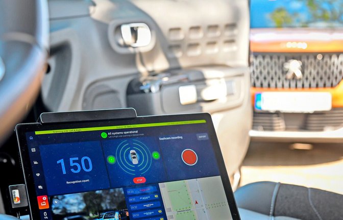 Blick in das Scan-Fahrzeug und auf die geparkten Autos während des Versuchs in Stuttgart-Hohenheim.<span class='image-autor'>Foto: Lichtgut/Max Kovalenko</span>