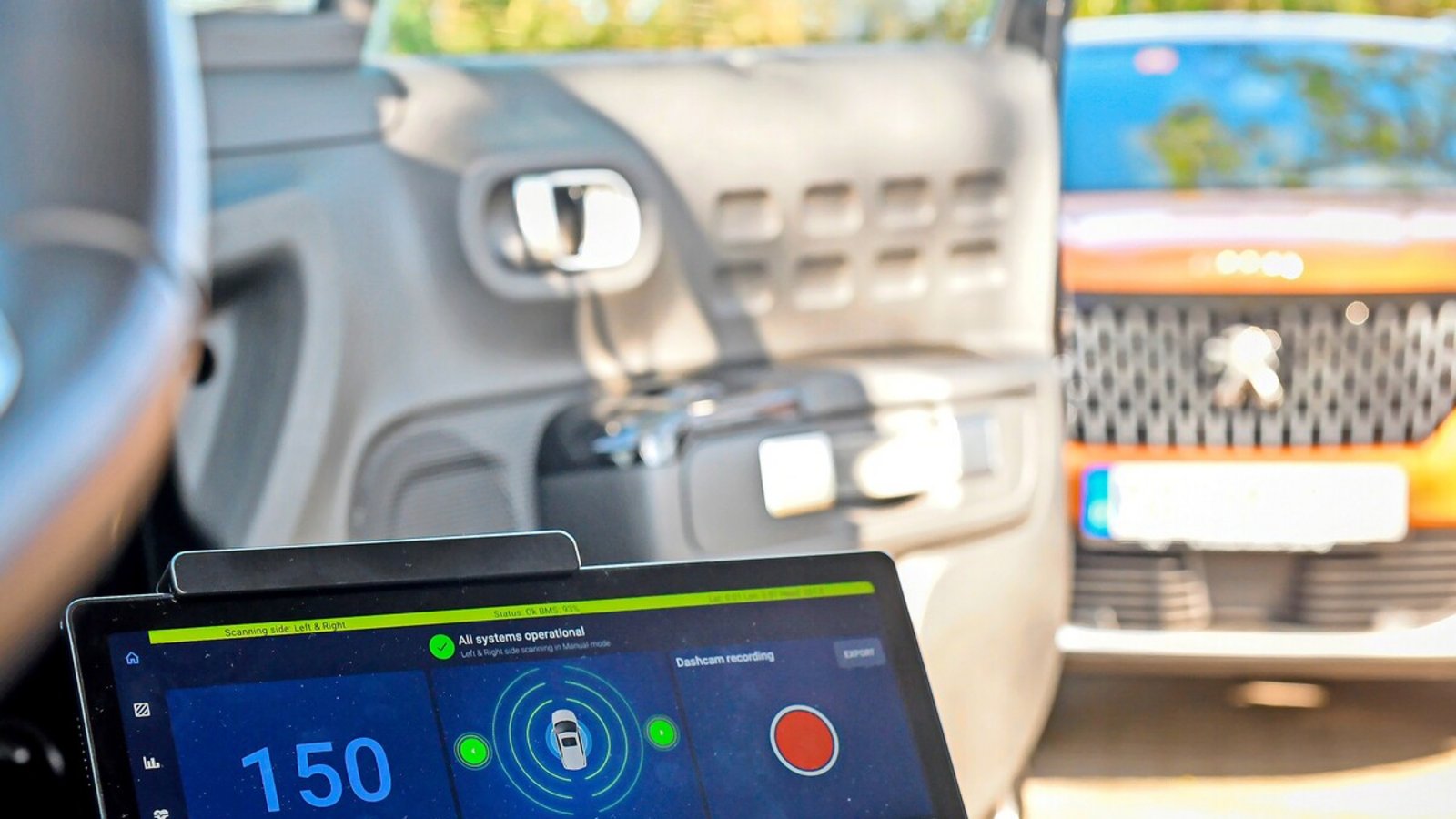 Blick in das Scan-Fahrzeug und auf die geparkten Autos während des Versuchs in Stuttgart-Hohenheim.Foto: Lichtgut/Max Kovalenko Blick in das Scan-Fahrzeug und auf die geparkten Autos während des Versuchs in Stuttgart-Hohenheim.Foto: Lichtgut/Max Kovalenko