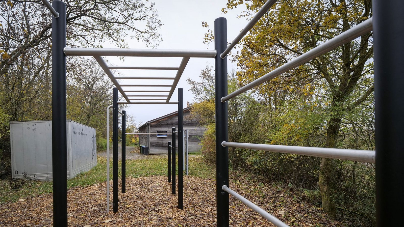 Das neue Outdoor-Fitnessgerät beim Jugendhaus wird sehr gut angenommen.Foto: /Simon Granville