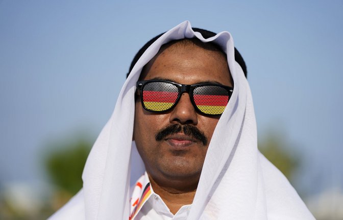Ein angeblicher Deutschland-Fan aus Katar soll für gute Laune sorgen: Wie gut ist die Stimmung wirklich?<span class='image-autor'>Foto: dpa/Hassan Ammar</span>