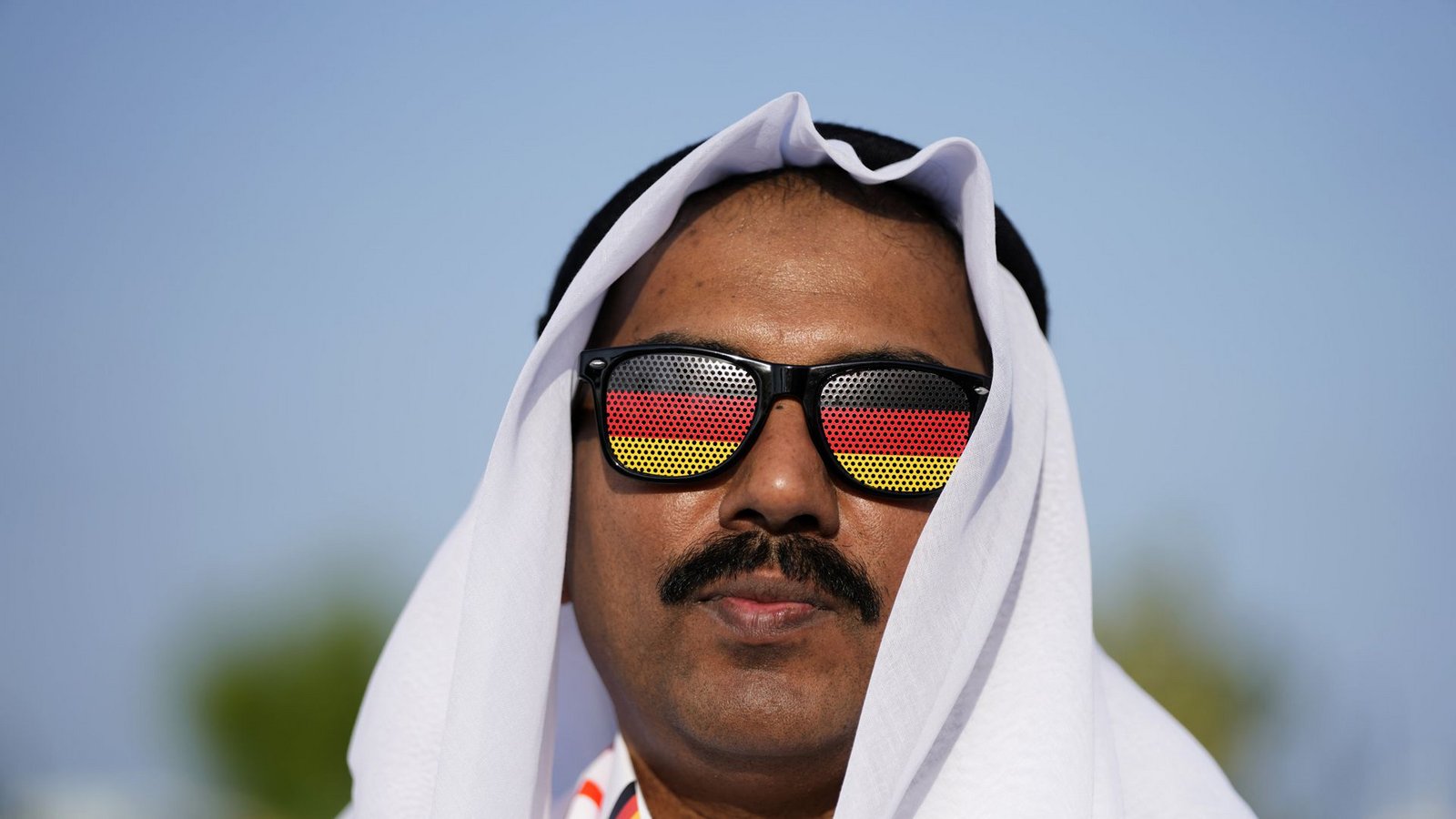 Ein angeblicher Deutschland-Fan aus Katar soll für gute Laune sorgen: Wie gut ist die Stimmung wirklich?Foto: dpa/Hassan Ammar