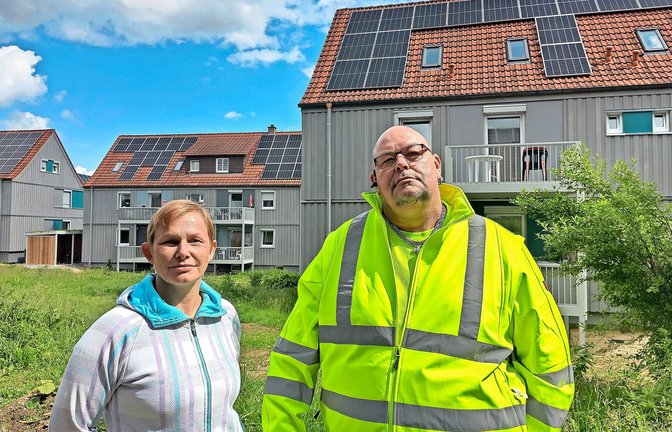 Veronika Leckzut und Jens-Uwe Rösch leben in der Chiron-Siedlung, sie seit fünf Jahren, er mehr als doppelt so lang.<span class='image-autor'>Foto: Judith A. Sägesser</span>
