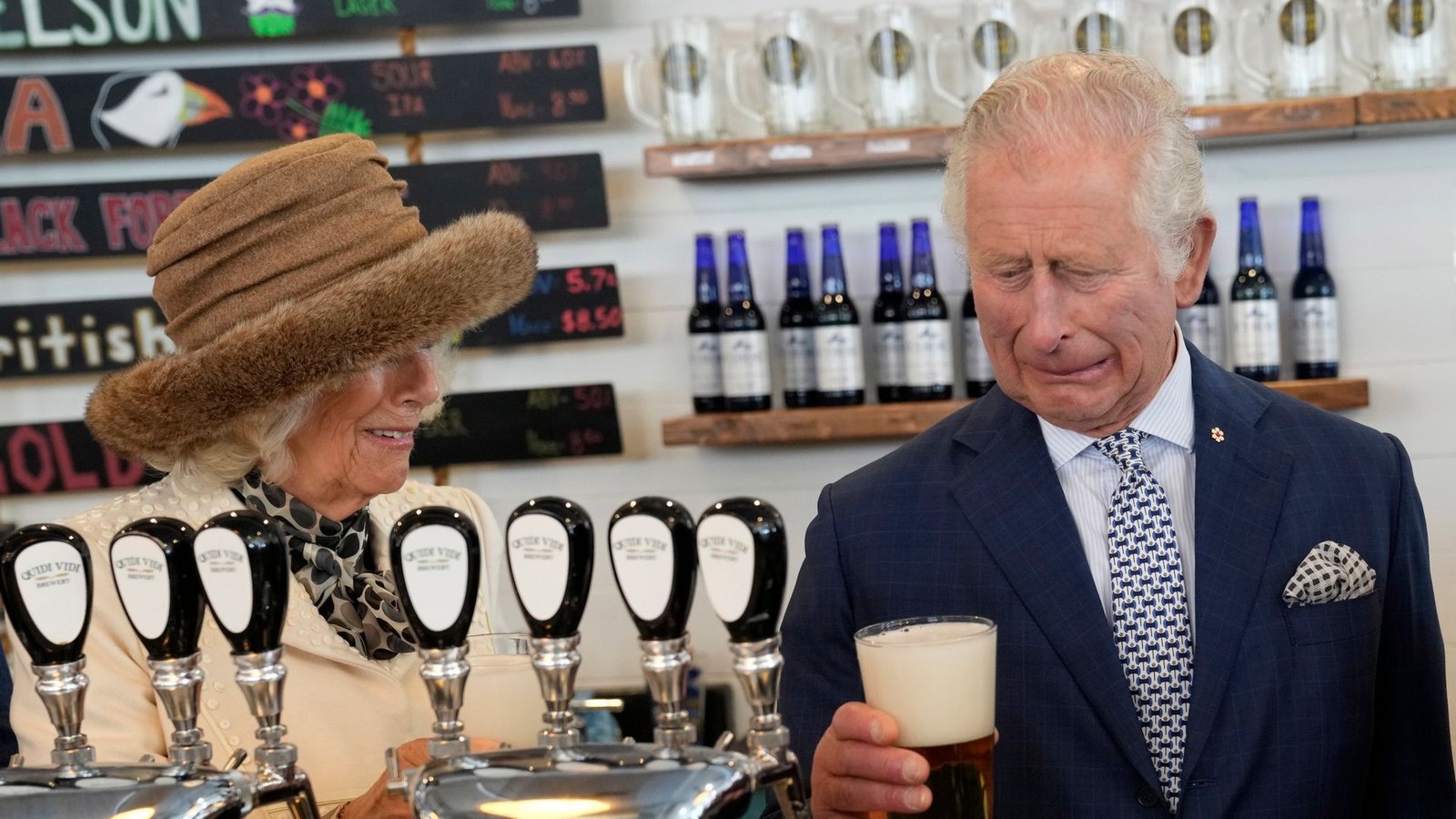 Prinz Charles und Camilla, Herzogin von Cornwall, besuchen die Quidi Vidi Brauerei in einem Fischerdorf auf Neufundland. Die beiden sind anlässlich des Platinjubiläums der Königin für drei Tage in Kanada zu Besuch.Foto: Paul Chiasson/The Canadian Press/AP/dpa