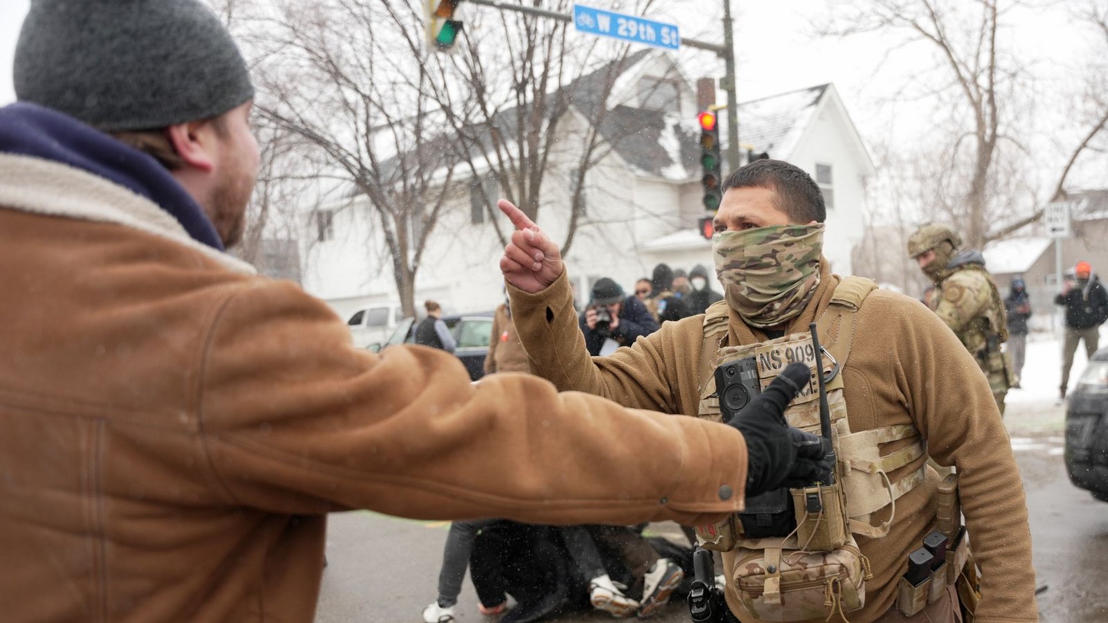Minneapolis: Ein Mann diskutiert mit einem Bundesbeamten (Archivfoto).Foto: Angelina Katsanis/AP/dpa/Angelina Katsanis Minneapolis: Ein Mann diskutiert mit einem Bundesbeamten (Archivfoto).Foto: Angelina Katsanis/AP/dpa/Angelina Katsanis