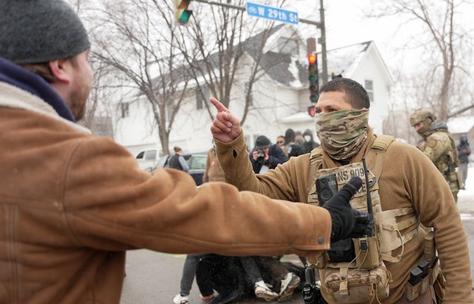 Minneapolis: Ein Mann diskutiert mit einem Bundesbeamten (Archivfoto).<span class='image-autor'>Foto: Angelina Katsanis/AP/dpa/Angelina Katsanis</span>