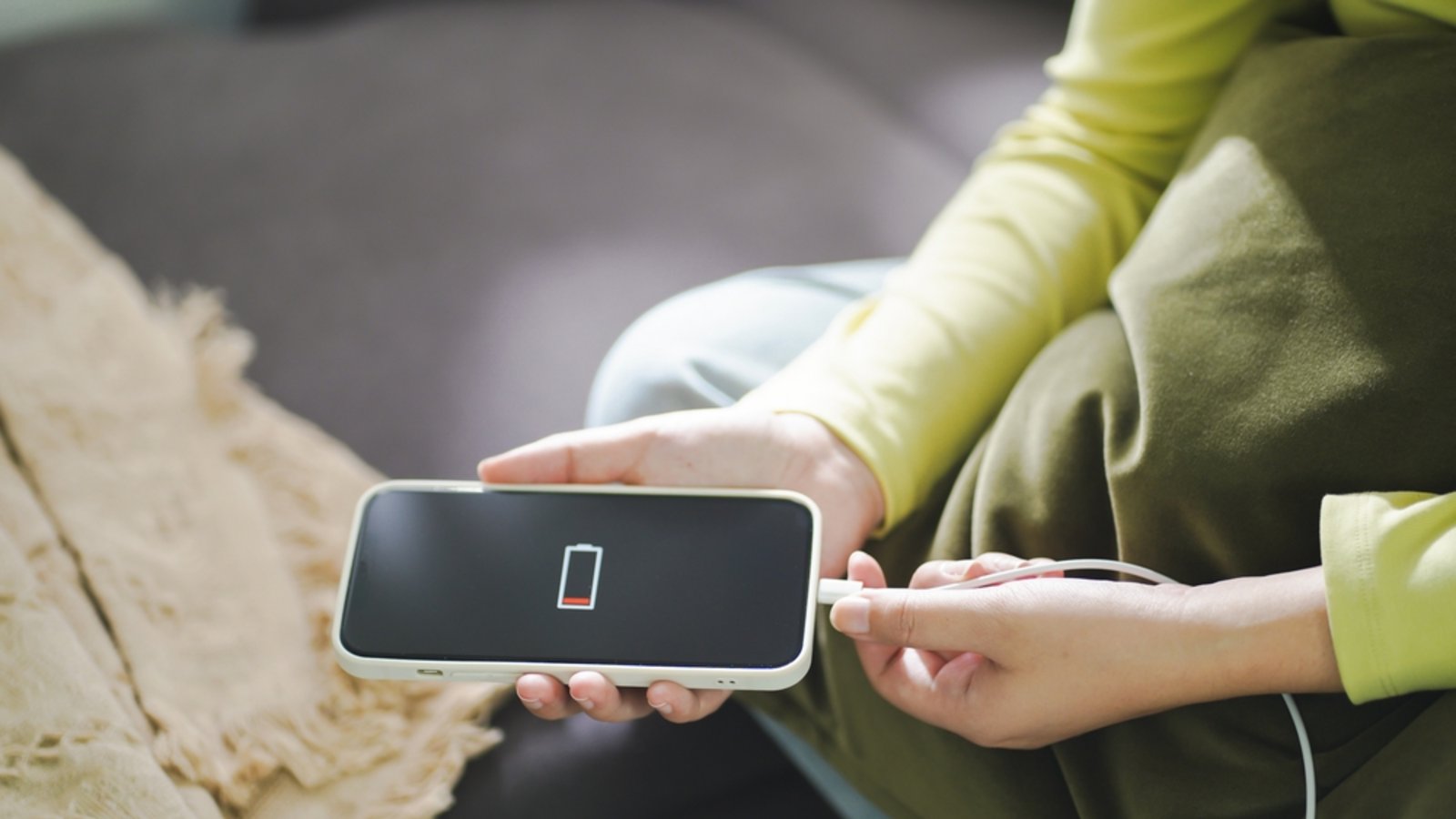 Obwohl das Handy täglich geladen wird, halten sich die Kosten in Grenzen.Foto: Lee Charlie / shutterstock.com Obwohl das Handy täglich geladen wird, halten sich die Kosten in Grenzen.Foto: Lee Charlie / shutterstock.com