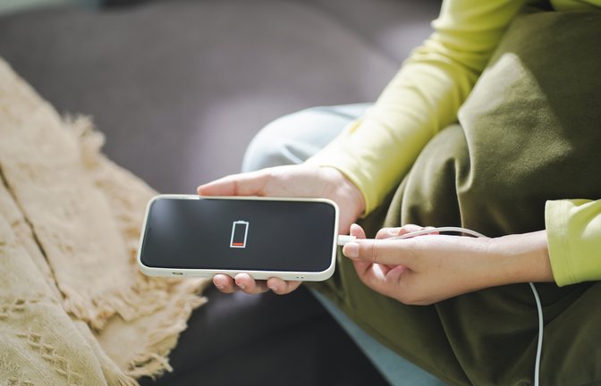 Obwohl das Handy täglich geladen wird, halten sich die Kosten in Grenzen.<span class='image-autor'>Foto: Lee Charlie / shutterstock.com</span>