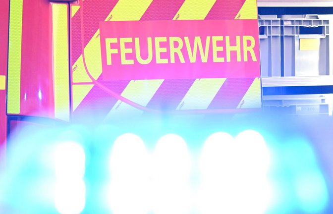 Die Feuerwehr konnte den Brand löschen – ein Häftling wurde bei dem Vorfall verletzt. (Symbolbild)<span class='image-autor'>Foto: Bernd Weißbrod/dpa</span>